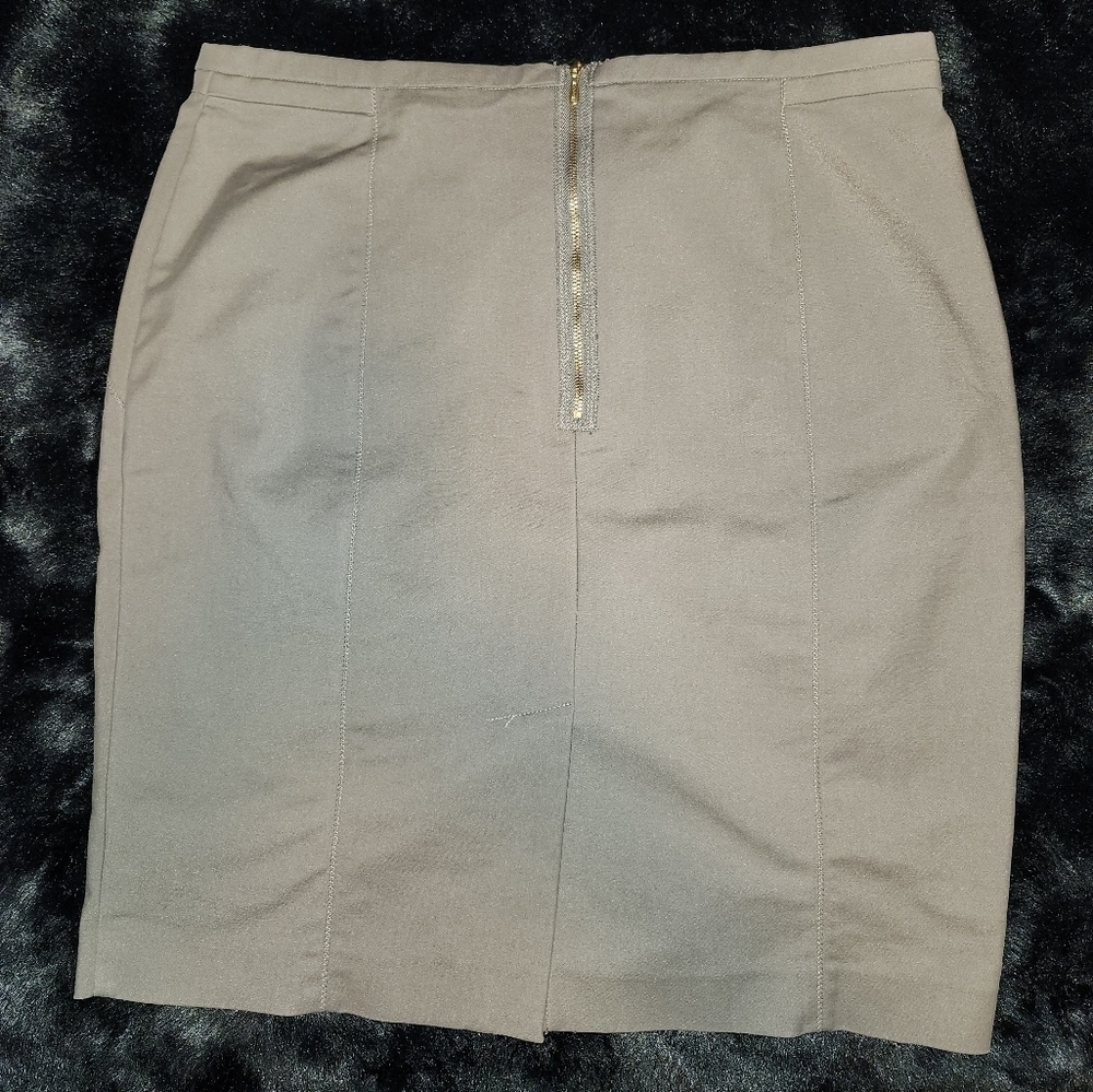 Ricki's stretch khaki pencil skirt with gold zipper  detail on back sz 14